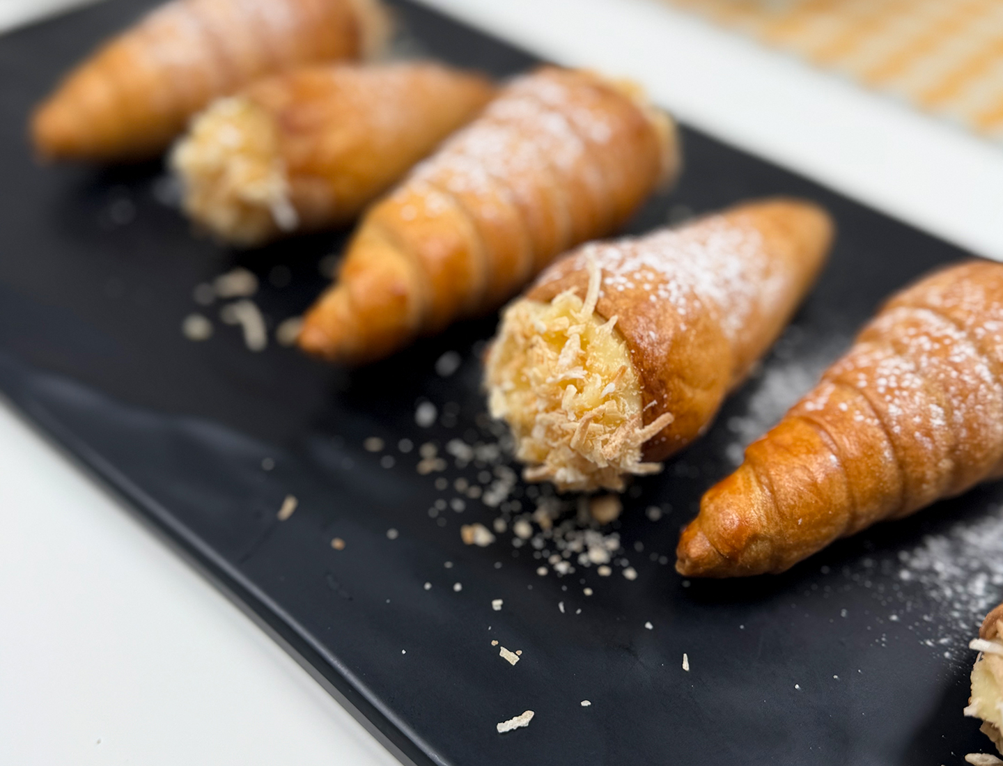 Conos rellenos con crema de coco